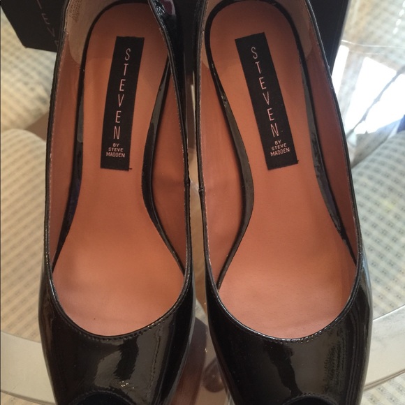 Steve Madden 6.5M Patent peep toe wedge pumps - Picture 3 of 7